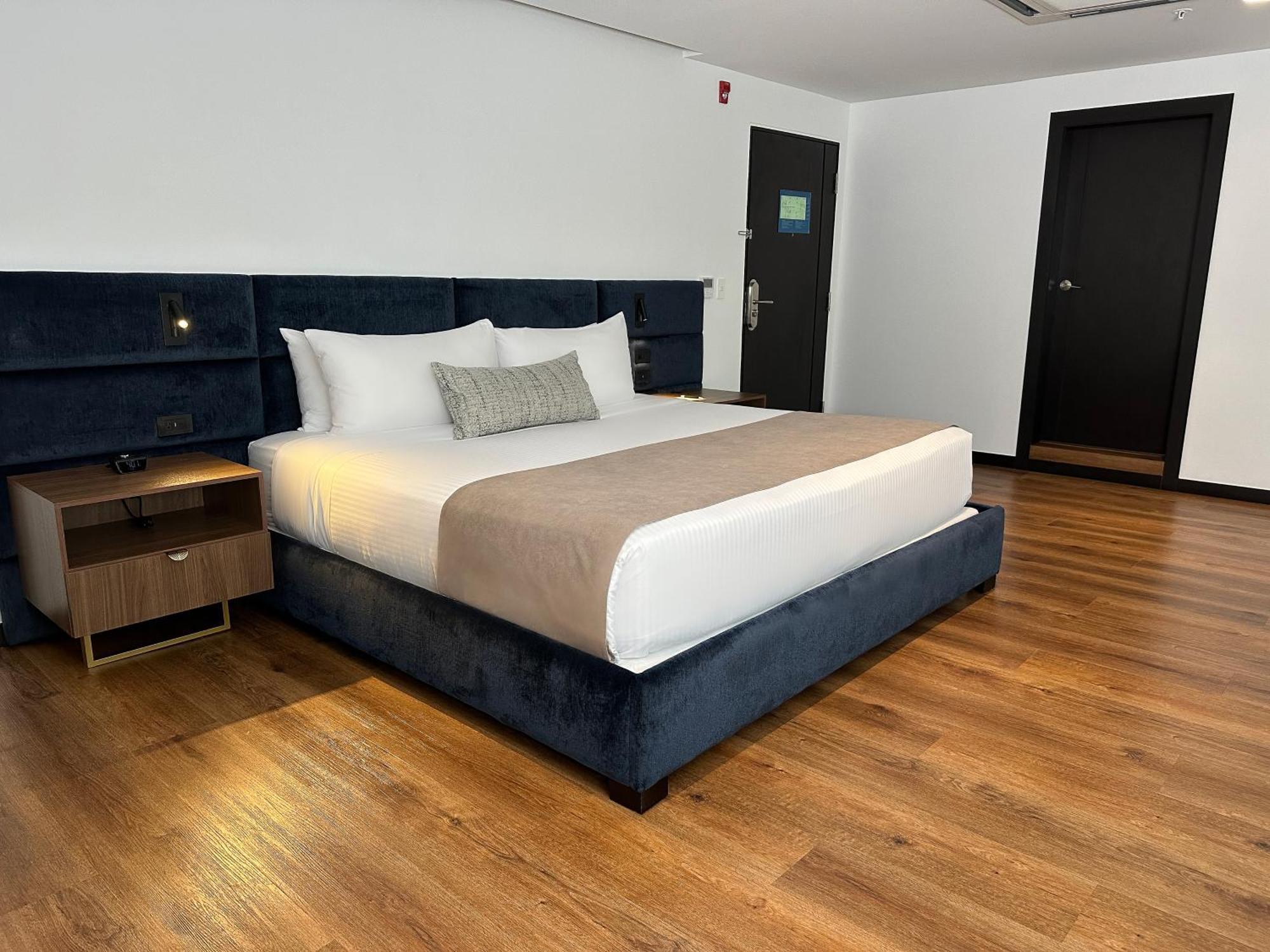 Wyndham Quito Airport Hotel Puembo Bagian luar foto A bedroom at the hotel