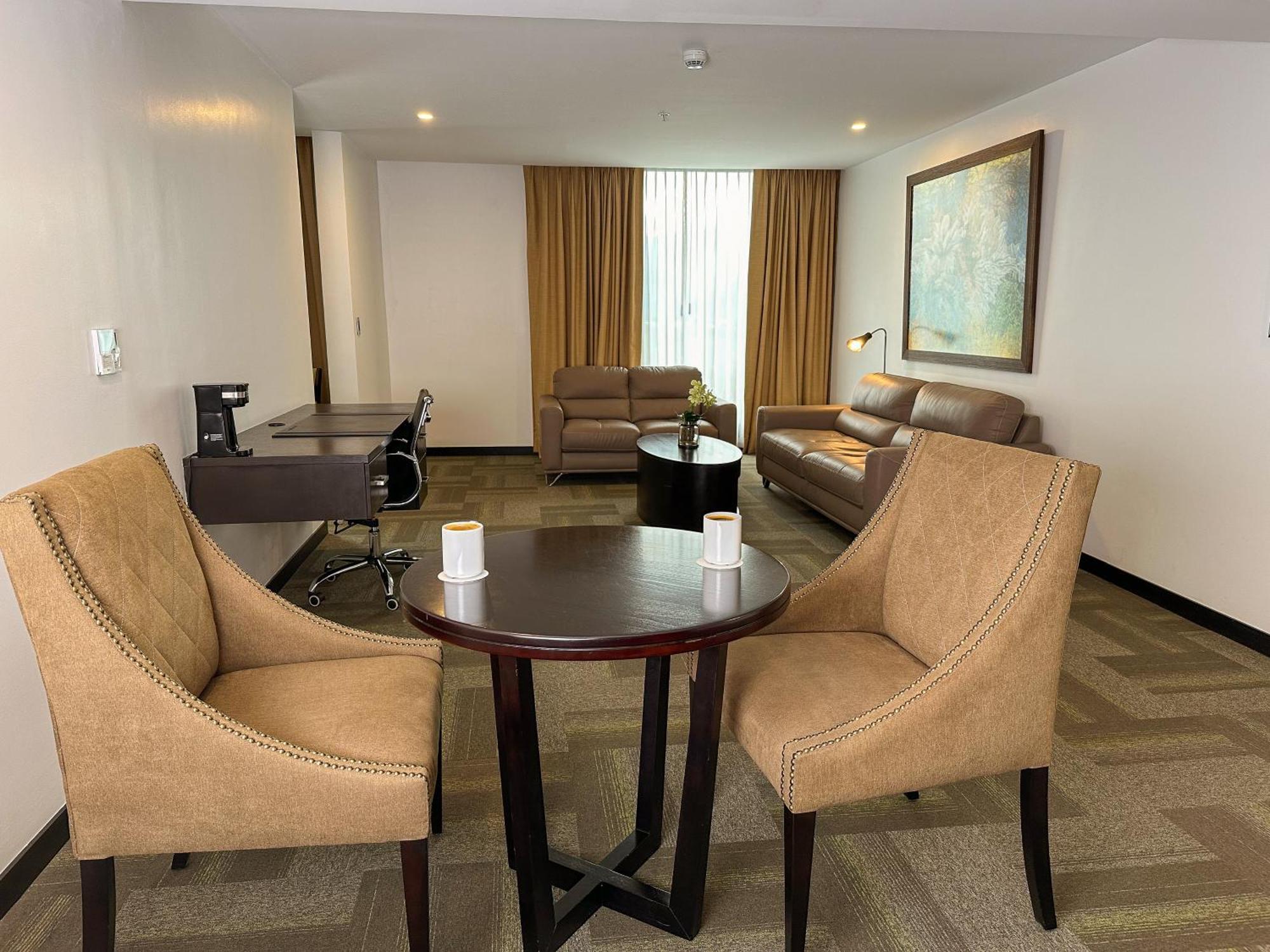 Wyndham Quito Airport Hotel Puembo Bagian luar foto Suite at the hotel