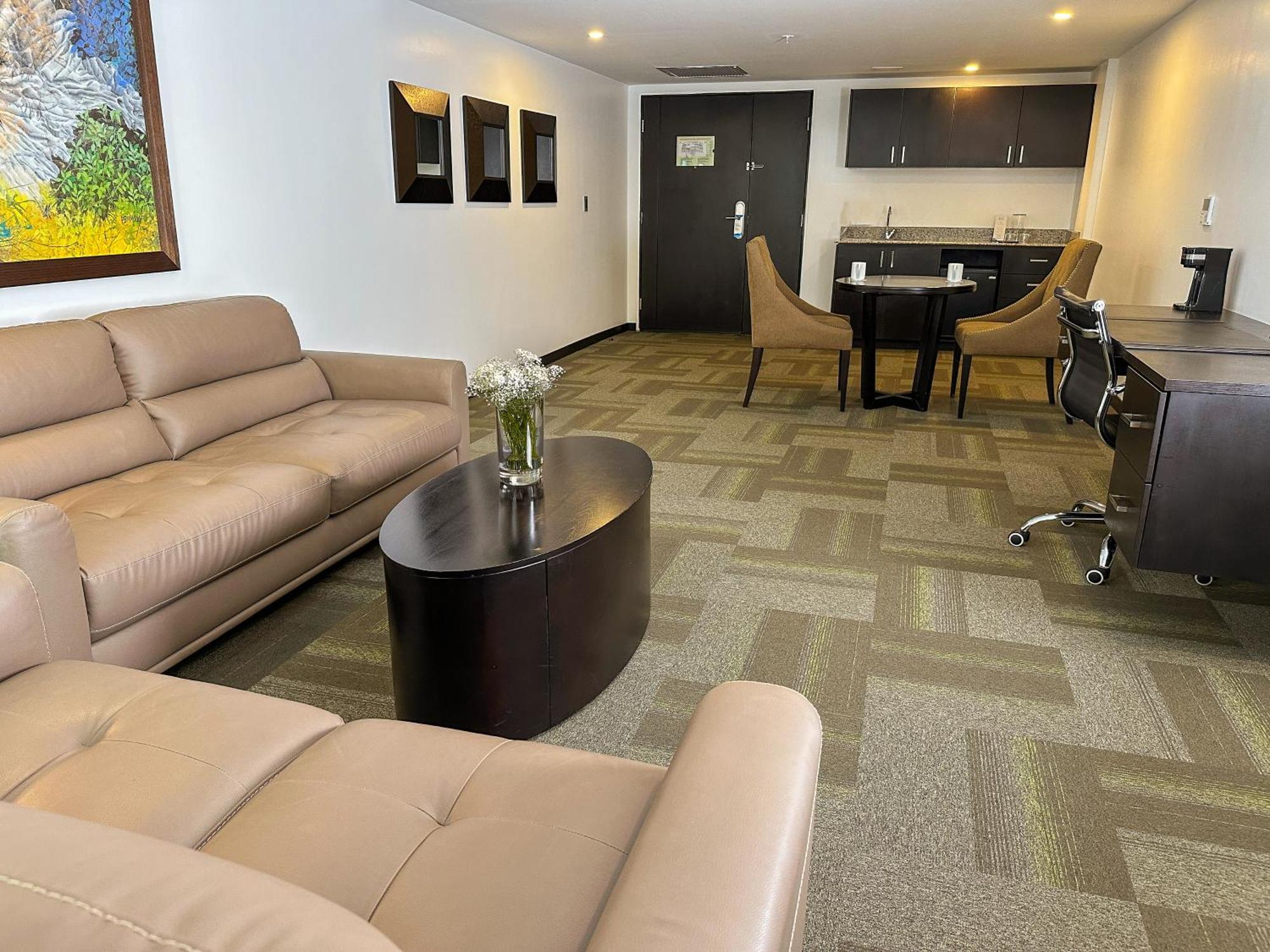 Wyndham Quito Airport Hotel Puembo Bagian luar foto A typical office at the business center