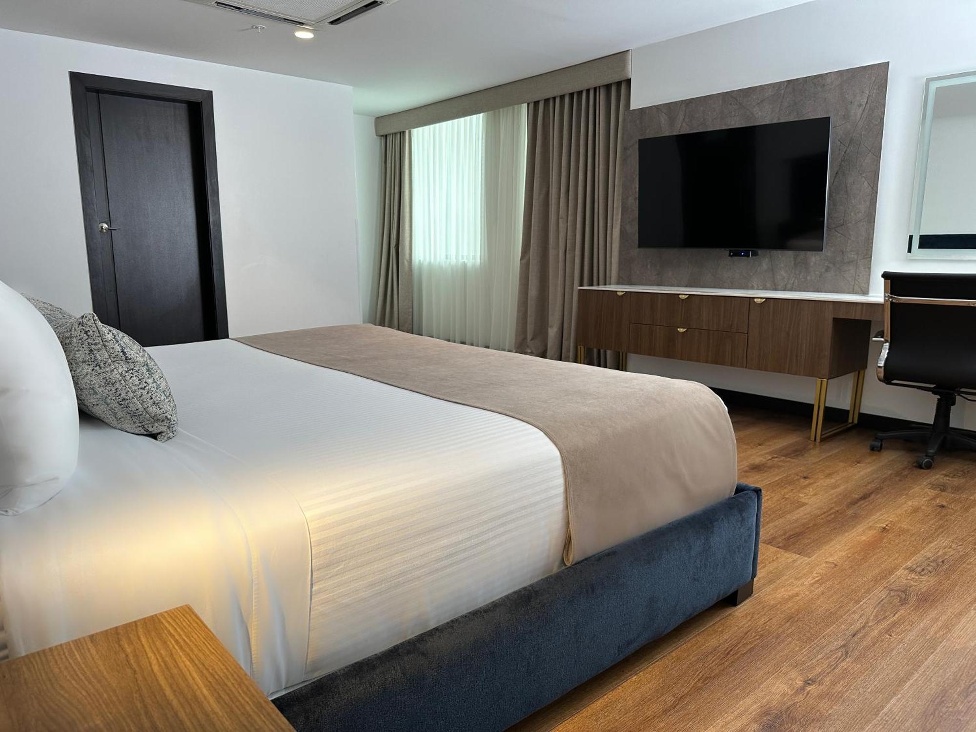 Wyndham Quito Airport Hotel Puembo Bagian luar foto A bedroom at the hotel
