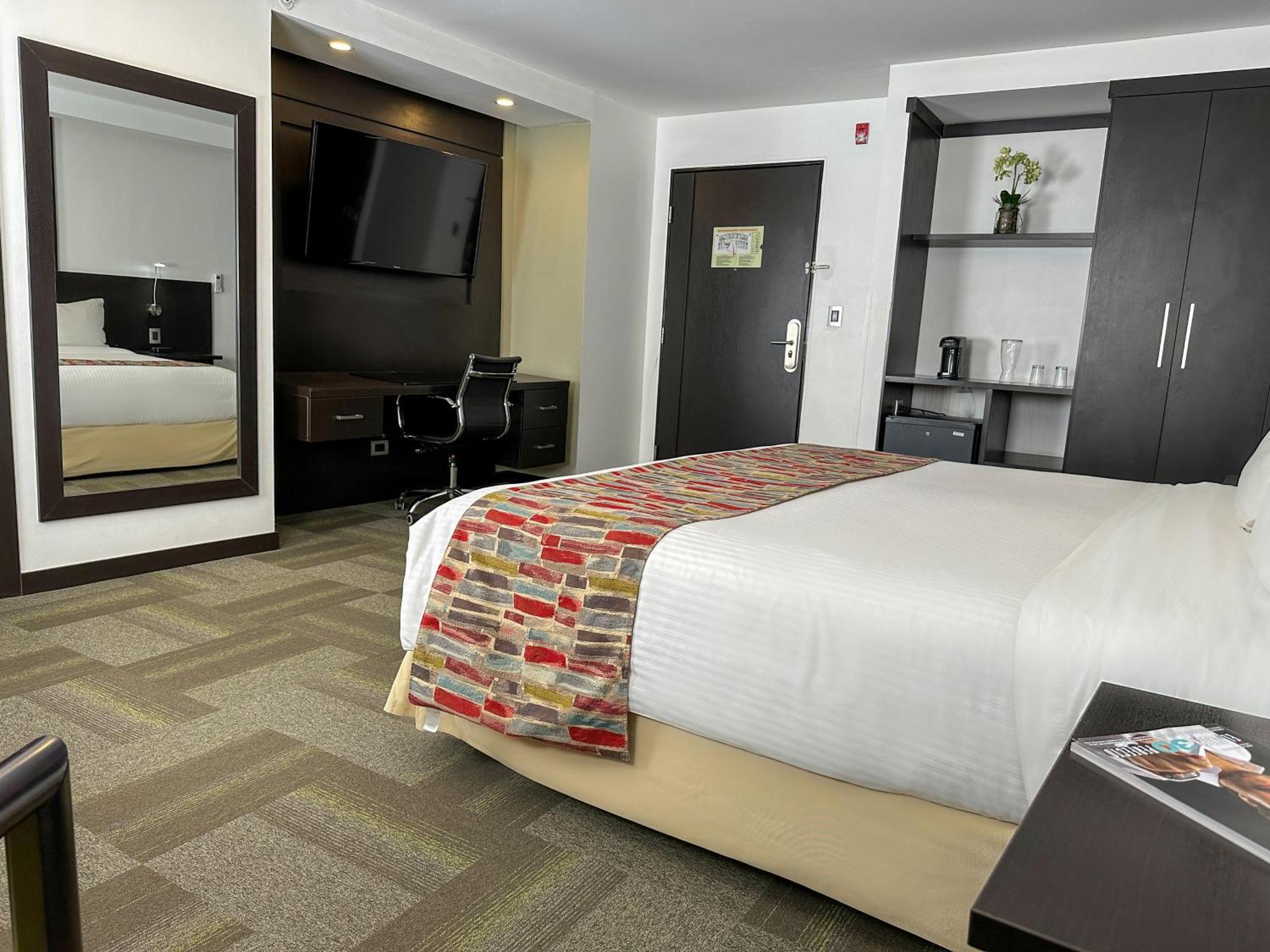 Wyndham Quito Airport Hotel Puembo Bagian luar foto A typical room at the hotel