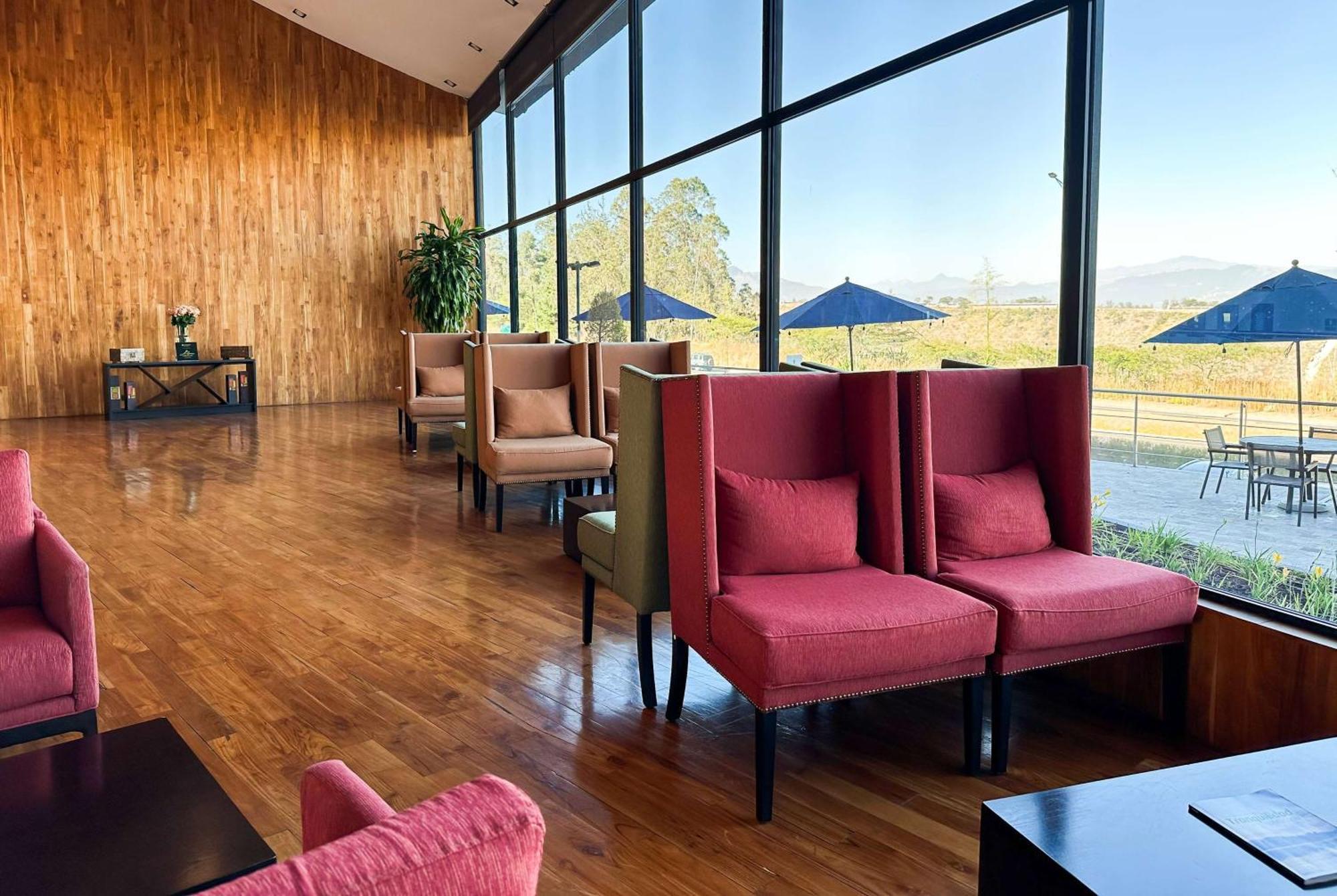 Wyndham Quito Airport Hotel Puembo Bagian luar foto The interior of the airport's VIP lounge