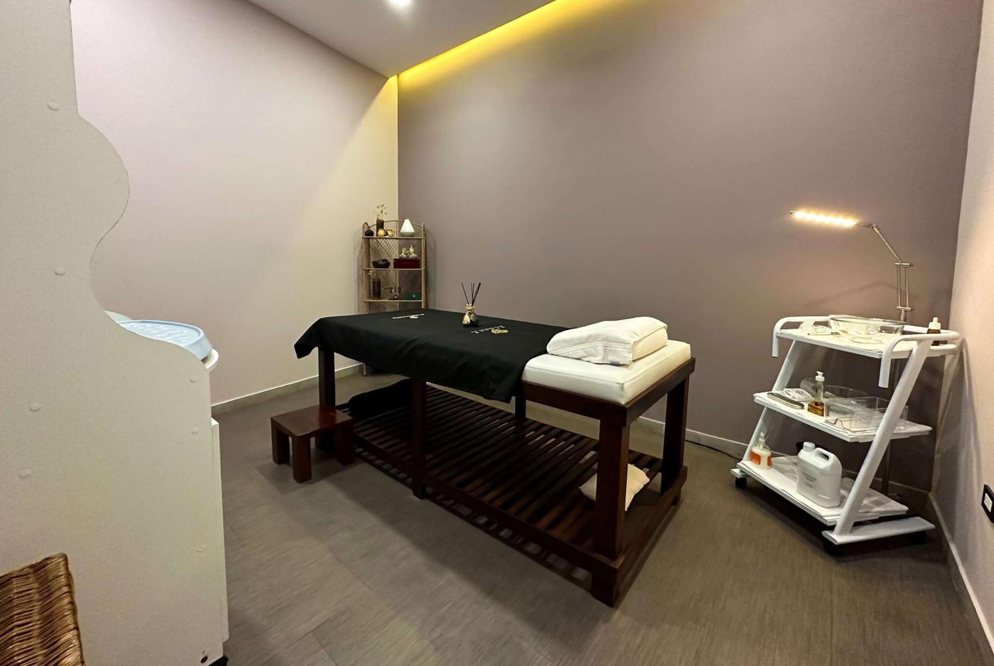 Wyndham Quito Airport Hotel Puembo Bagian luar foto A massage table