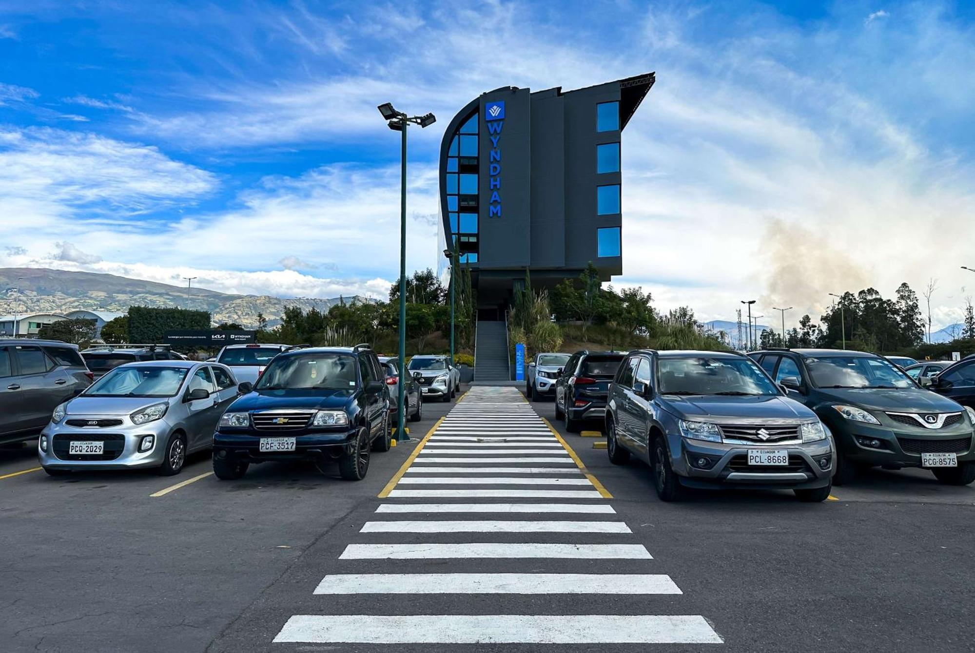Wyndham Quito Airport Hotel Puembo Bagian luar foto The new terminal