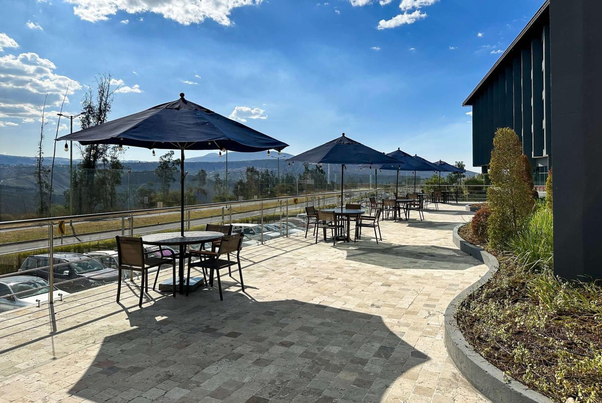 Wyndham Quito Airport Hotel Puembo Bagian luar foto The patio at the new library