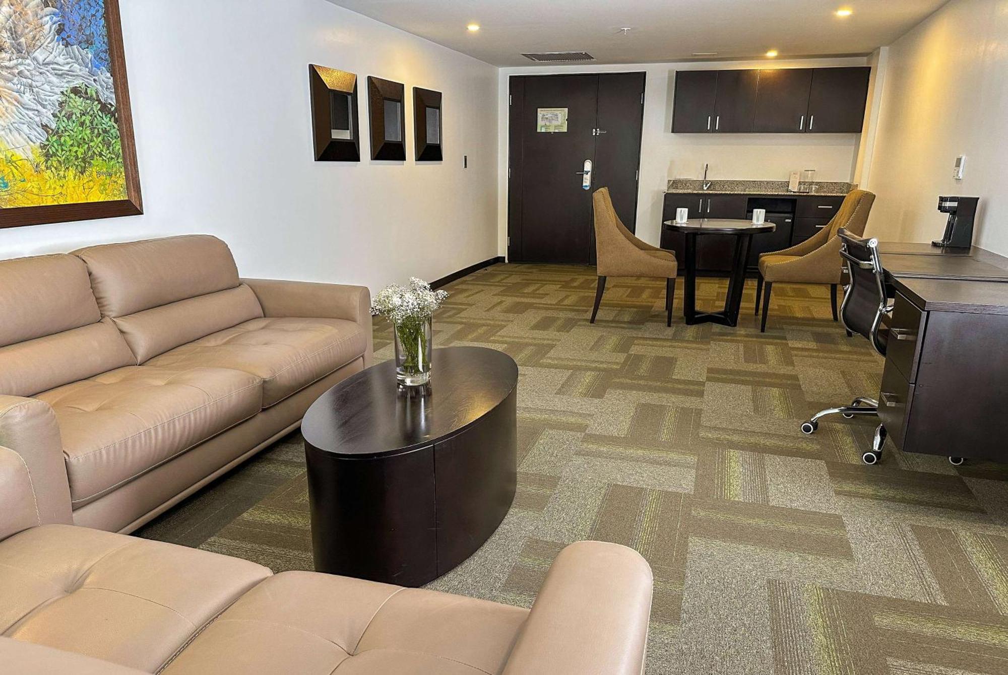 Wyndham Quito Airport Hotel Puembo Bagian luar foto A typical office at the center