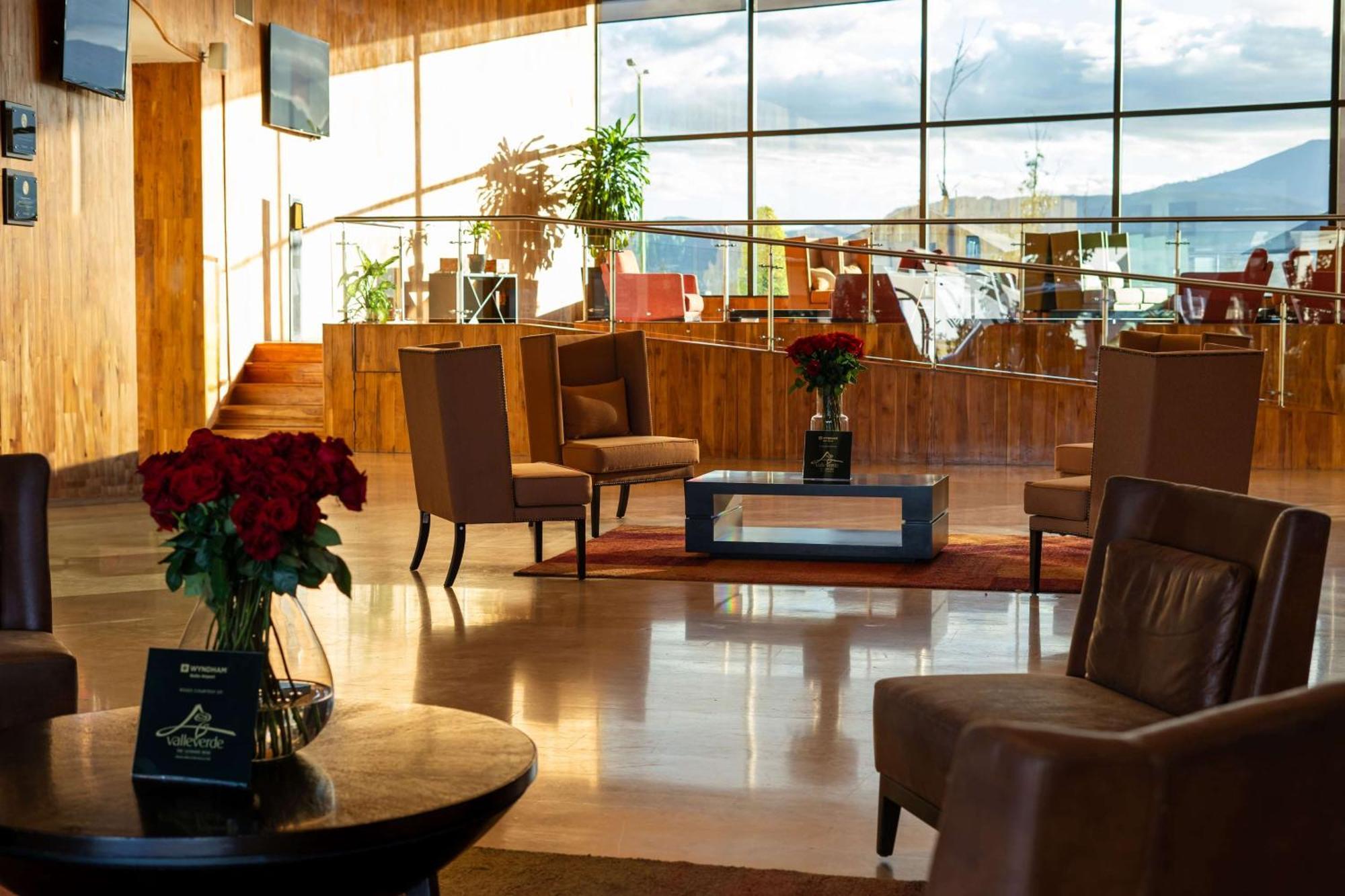 Wyndham Quito Airport Hotel Puembo Bagian luar foto The lobby of the hotel