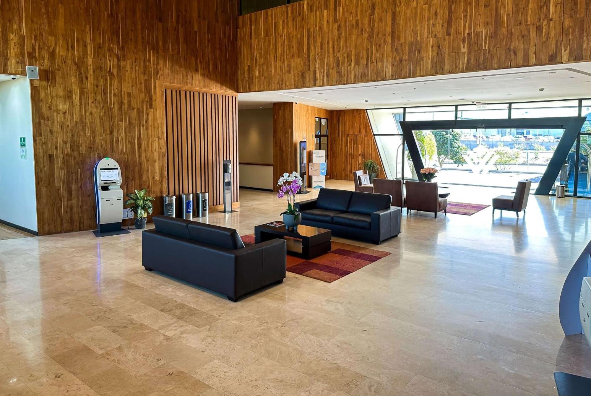 Wyndham Quito Airport Hotel Puembo Bagian luar foto Lobby