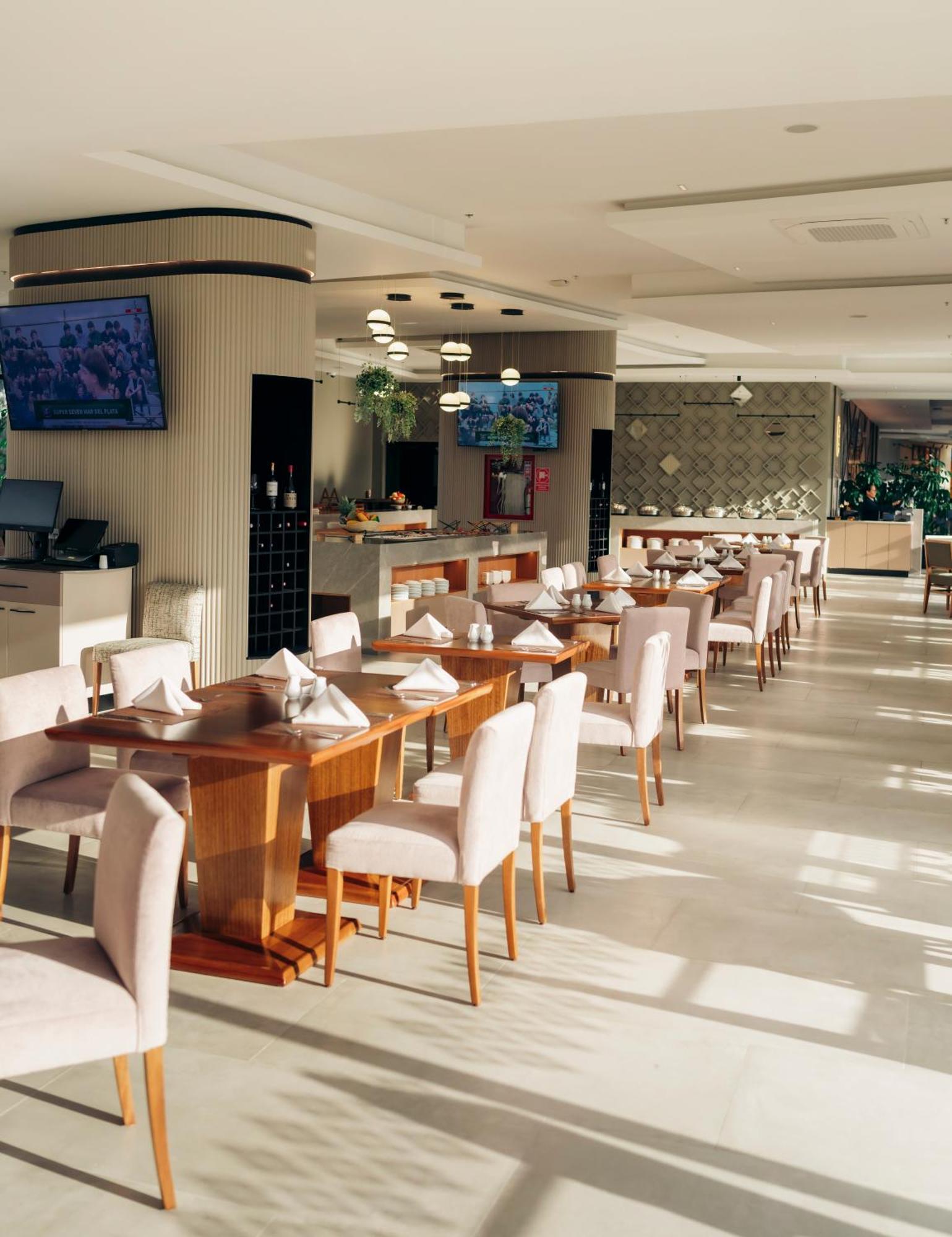 Wyndham Quito Airport Hotel Puembo Bagian luar foto The restaurant