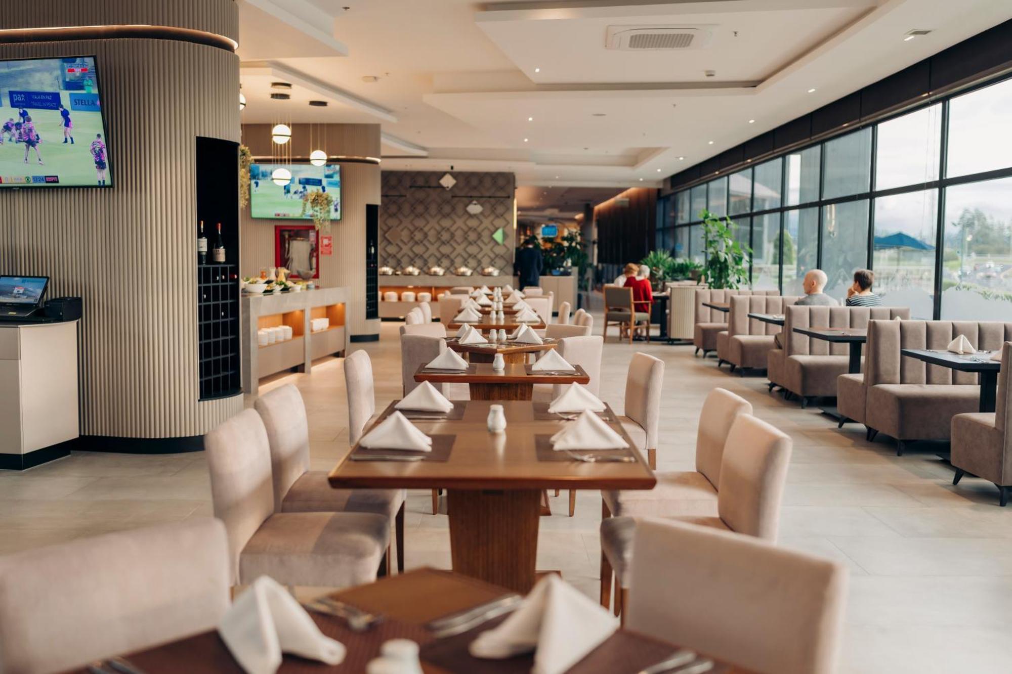 Wyndham Quito Airport Hotel Puembo Bagian luar foto The lounge at Tan Son Nhat International Airport