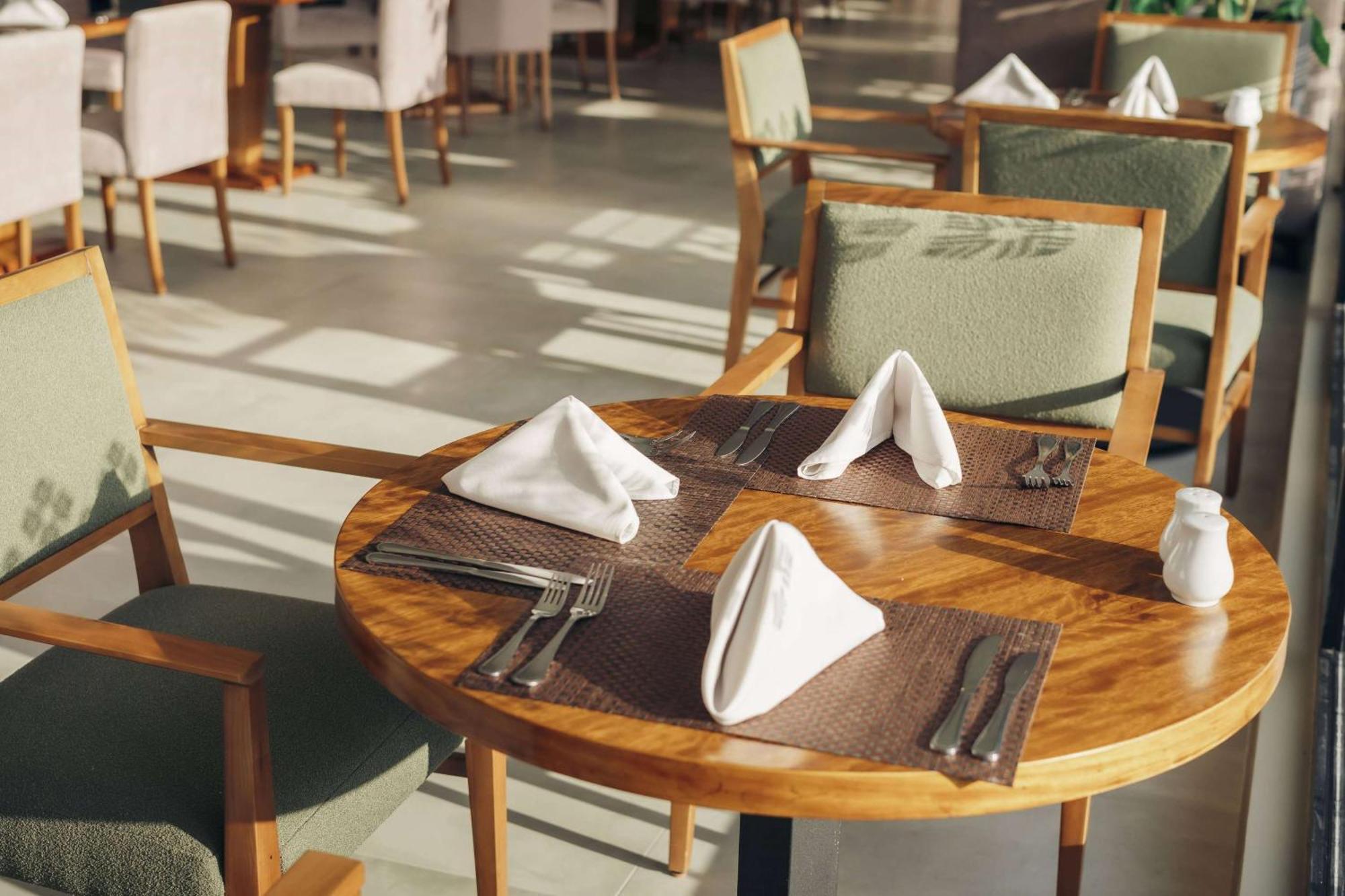 Wyndham Quito Airport Hotel Puembo Bagian luar foto A place setting