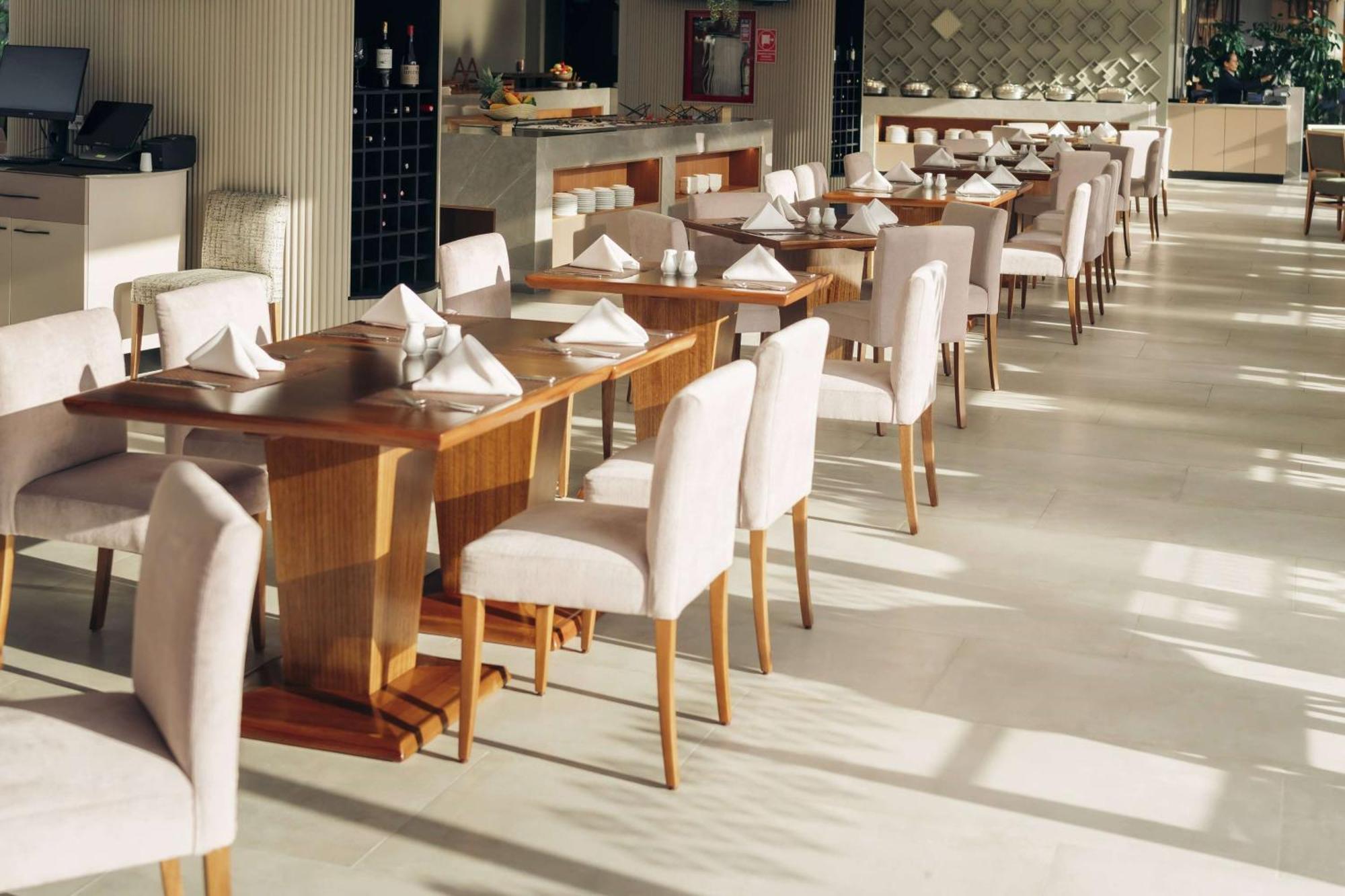 Wyndham Quito Airport Hotel Puembo Bagian luar foto Interior of the restaurant