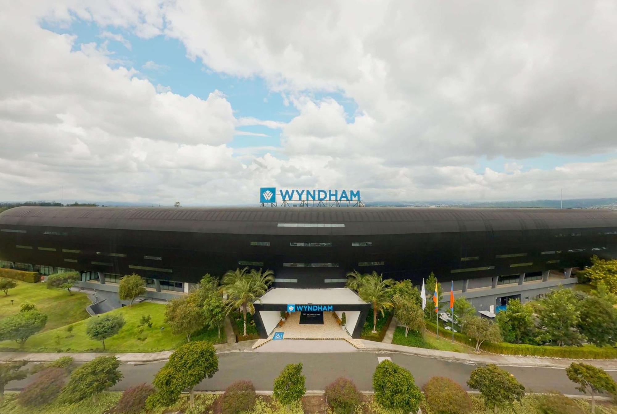 Wyndham Quito Airport Hotel Puembo Bagian luar foto Wynnum campus