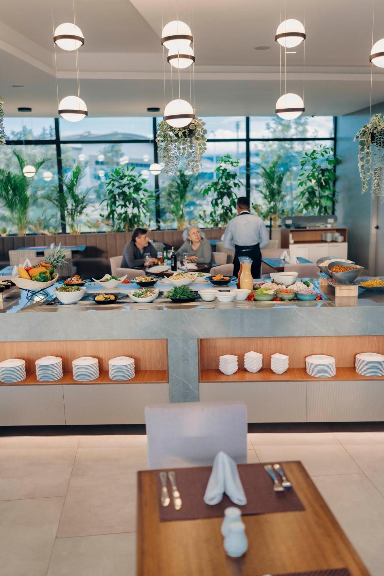 Wyndham Quito Airport Hotel Puembo Bagian luar foto